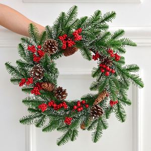 Couronne de Noël la plus vendue - Décoration de Noël en feuilles de PE, pommes de pin blanches et fruits rouges, style Yémen, à suspendre - Product Image 1