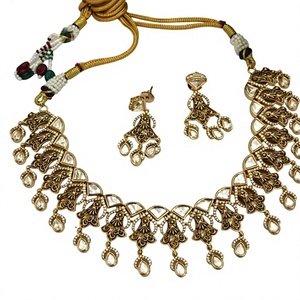 Ensemble de collier et boucles d'oreilles en pierres Kundan plaquées or de qualité supérieure, attrayant, pour collection de vêtements de mariage pour femmes - Product Image 2