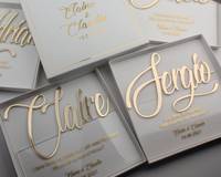 Acrylique transparent avec étiquette nominative 3D personnalisée texte en feuille d'or dans une boîte pour les événements de fête d'invitation de mariage