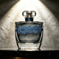 Flacon de parfum noir mat de luxe personnalisé avec étiquette métallique et plaque nominative à logo en relief