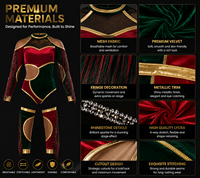 Ensemble d'uniforme de majorette HBCU personnalisé en velours rouge, vert et or, avec épaules dénudées, franges, découpe cœur, short taille haute et jambières