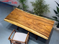 Table en bois massif de noyer à bord naturel sur mesure pour restaurant, salon de thé, bureau