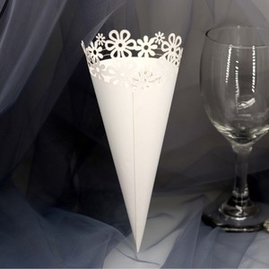 Cônes en papier blancs découpés au laser à motif floral, porte-confettis DIY pour mariage, fournitures pour fêtes, décoration de fête prénuptiale - Product Image 5
