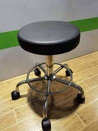 Tabouret chirurgical réglable avec coussin confortable et base à roulettes lisses pour une utilisation en salle d'opération médicale, disponible à la vente - Product Image 5