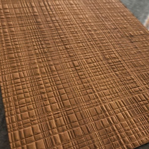 Till combina leggerezza ed eleganza, ricorda le texture di carta intrecciata per il pannello in legno impiallacciato naturale. - Product Image 5
