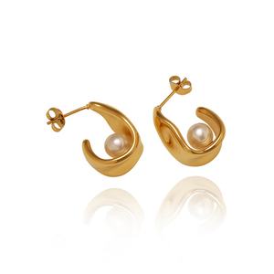 Pendientes de Aro de Acero Inoxidable con Perlas Artificiales Redondas y Diseño de Luna, Chapados en Oro de 18k, No se Desvanecen - Product Image 1