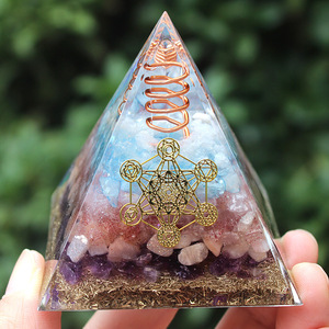 Pyramide en résine époxy, décoration artisanale pour la maison, avec bobine en cuivre et motif du cube de Metatron - Product Image 2