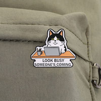 Broche en émail amusante Chat Tuxedo de Bureau avec Slogan 'Look Busy' pour le bureau, le bureau d'ordinateur, le sac à dos et la décoration