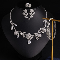 TIANSHE Europe Amérique Collier de fleurs haut de gamme pour femme, boucles d'oreilles en zircon personnalisées, ensemble de quatre pièces, accessoires en gros