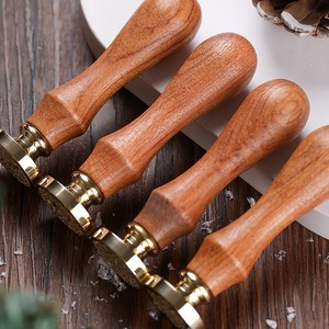 Sello de Cera Personalizado con Logotipo, Mango de Madera de Palisandro, Cabeza de Latón de 2.5 cm - Product Image 3