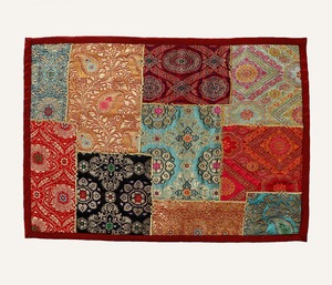 Brocade Saree Patch Tapis de table à manger Fait à la main Moderne Minimaliste Conception personnalisée Multicolore Respectueux de l'environnement - Product Image 3