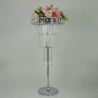 Support de fleurs de luxe en métal doré pour banquet, centre de table de mariage avec pendentif en cristal pour la décoration