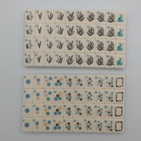 En stock : Ensemble de Mahjong américain de luxe en acrylique blanc, gravé sur mesure, avec plateau à motif quadrillé marron et pions en forme d'algues marines, coffret cadeau de jeu de société pour les fêtes