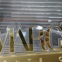 Bloc d'affichage de logo personnalisé en acrylique |   Lettre 3D dorée |   Support de Marquage en Acrylique Transparent Design Moderne de Luxe Personnalisable pour la Vente au Détail