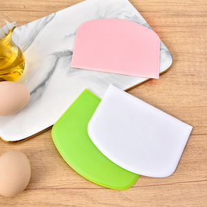 ที่ขูดแป้งพลาสติกสีชมพู 11.8 ซม. x 9.3 ซม. อุปกรณ์ทำขนมสำหรับนวดและตัดแป้ง พร้อมดีไซน์ที่ใช้กับเครื่องล้างจานได้ - Product Image 3