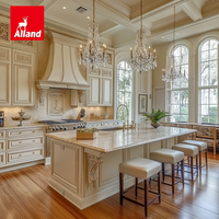 Meubles de cuisine américains traditionnels de luxe en bois massif, portes à panneaux surélevés, moulures de plafond, armoires de cuisine classiques sculptées sur mesure