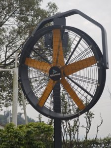 พัดลมติดผนังอุตสาหกรรม มอเตอร์ 220V แรงลมสูง สำหรับโรงงาน/เวิร์คช็อป ระบายอากาศ ลดความร้อน ประหยัดพื้นที่และเพิ่มประสิทธิภาพ - Product Image 1