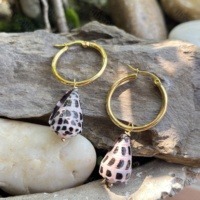 Boucles d'oreilles créoles plaquées or tendance avec pendentif coquillage naturel, bijoux bohèmes de plage pour femmes, style hawaïen pour les vacances d'été