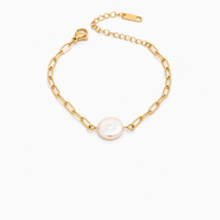 Vente en gros de bijoux : Bracelets en acier inoxydable plaqué or 18 carats avec perles d'eau douce irrégulières et fermoir épingle, vente en gros de bijoux