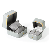 ROMI cuir gris élégant avec ligne de cadre dorée Kit de costume de haute qualité Boîtes d'emballage de bijoux cadeaux