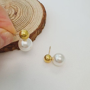 Orecchini a perno con sfera e perla - Product Image 1