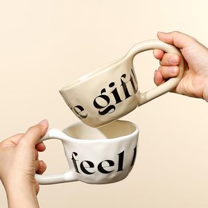 Tasses à boire en céramique élégantes avec inscription 'The Gift', design moderne, compatibles lave-vaisselle et micro-ondes, portables, pour la décoration intérieure - Product Image 3