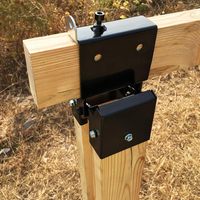 Supports de cibles en acier robuste 2x4 avec finition thermolaquée noire, fixation sur poteau en T pour support et accroche-cibles