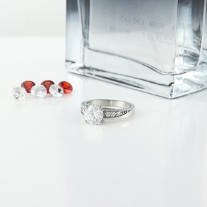 Yunnique – bague de fiançailles géométrique en acier inoxydable pour femmes, avec sertissage à griffes en zircon, bijoux couleur argent - Product Image 4