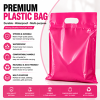 Sac de courses en plastique rose imprimé sur mesure avec poignée découpée pour l'emballage de vêtements, cosmétiques et cadeaux en détail