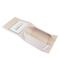 Boîte cadeau pliable en papier magnétique élégant avec logo personnalisé Boîtes d'emballage cadeau pliantes en carton rigide pour chaussettes d'hiver avec tampon à chaud