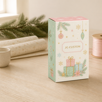 Boîte cadeau de Noël élégante et mignonne en pastel mat, luxe discret, en carton ondulé avec estampage à chaud doré.