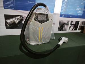 Nouvelle machine de nettoyage au laser pulsé de type sac à dos pour l'acier inoxydable, le bois, le métal, élimination rapide, efficace et facile de la rouille - Product Image 2