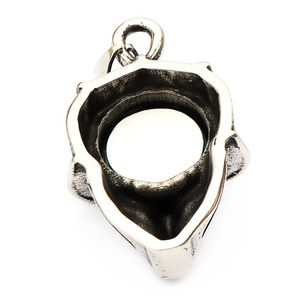 Collar con Colgante de Calavera de Acero Inoxidable con Llama y Ojo Turco de Resina Verde - Product Image 4