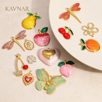 KAVNAR Breloques en émail mélangées plaquées or, motifs fruits, insectes, cœurs, fleurs, libellules, papillons, cerises, pommes, pêches, pour bijoux DIY et cadeaux