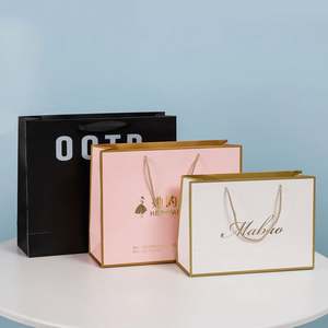 Sacs cadeaux en papier couché imprimé coloré personnalisés en gros pour les entreprises, emballage cosmétique - Product Image 1