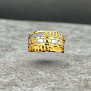 Elegante Anillo de Oro de 22K para Mujer, Diseño de Banda Ancha de Dos Tonos con Tallado, Joyería de Oro Ligera de Primera Calidad para Uso Festivo e Informal - Product Image 1
