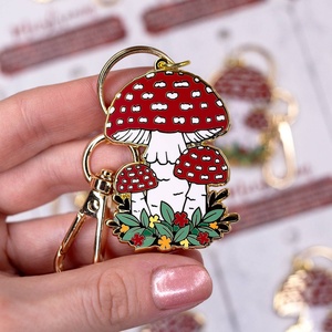 Llavero Personalizado de Metal con Forma de Hongo, Esmalte Duro y Suave, Llavero de Aleación de Zinc Fundido a Presión, Lindo y Personalizable - Product Image 1