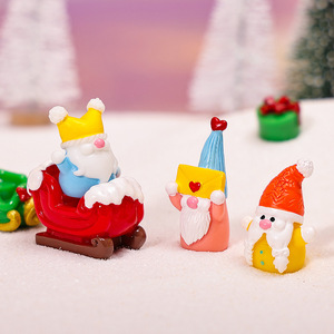 Figurines de Noël colorées en gros : mini-gnomes et ornements mignons en résine pour décorations de village de Noël et projets de bricolage - Product Image 3