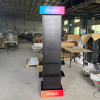Présentoir de sol métallique à 4 faces avec panneau perforé et étagères rotatives pour magasin de détail, vente en gros