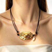 Collier pendentif géométrique irrégulier en acier inoxydable de style européen et américain pour femmes, avec chaîne en corde cirée noire