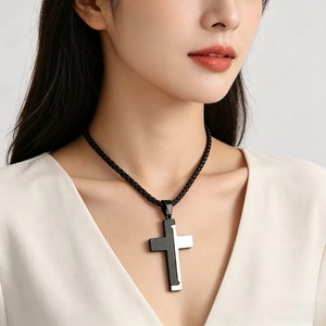 Collier pendentif croix à double couleur et rainures diagonales en acier inoxydable anti-ternissement, bijoux religieux chrétiens de prière style hip-hop - Product Image 5