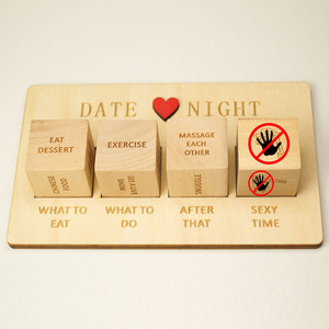 Venta caliente Sexy Cita Dados de <span class=keywords><strong>noche</strong></span> para parejas Funning Night Dating Decision Dados Madera Craft Lover Dating Fun Dice Juguetes sexuales - Product Image 6