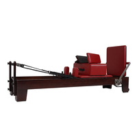 Reformer de Pilates Profesional de Madera de Roble Teñido en Color Nogal con Cuero Borgoña para Gimnasio y Estudio