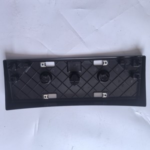 กรอบป้ายทะเบียนหน้า Lexus รุ่น 52114-50430 สีดำ ระยะห่างรู 200 มม. แบบฝัง สำหรับ LS500H รุ่นปี 2018 - Product Image 3