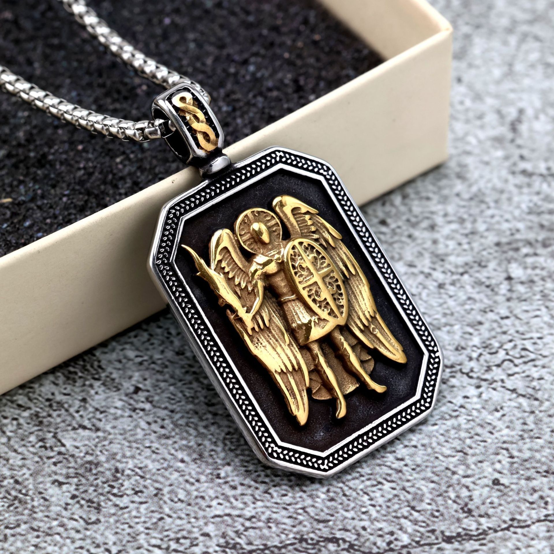 01520 Gold-tone - with chain 60cm