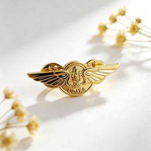 Badge en émail dur plaqué or de luxe, motif aile en relief, en alliage métallique, idéal pour souvenir, objet de collection et promotion - Product Image 1