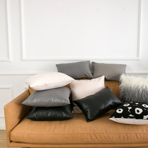 Coussin décoratif de luxe en similicuir doux avec texture cuir pour le canapé et les accoudoirs du salon - Product Image 3