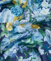 Écharpe en soie à motifs floraux peints à l'huile bleu-gris. Écharpe carrée imprimée numériquement. Personnalisation par lots et vente en gros disponibles.