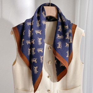 Foulard carré <span class=keywords><strong>en</strong></span> soie à chevrons pour femme avec imprimé Château de la Jungle, bords roulés à la main, design polyvalent et chaud - Product Image 2