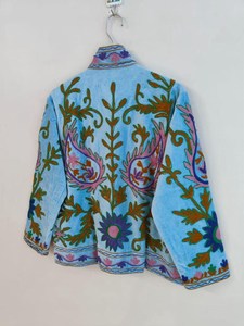 Veste d'hiver bohème en velours indien Suzani, respirante, écologique, faite à la main, brodée, imprimé animal, rembourrée en coton, avec boutons en dentelle - Product Image 4